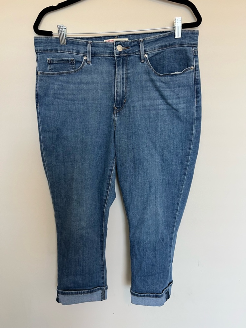 Signature Levi Strauss Womens Mid-Rise Capri Jeans Medium Wash Blue Size 12 W31